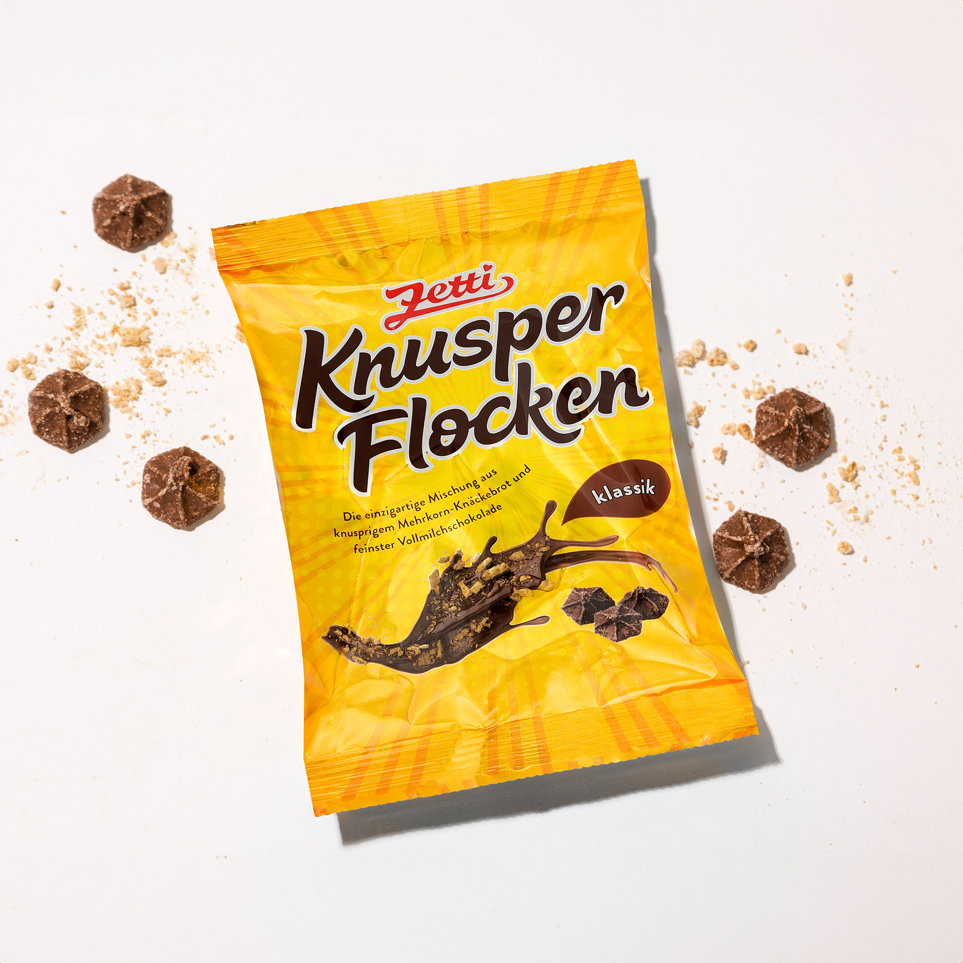 Eine Packung Zetti Knusperflocken Klassik eingebettet in Knusperflocken und Knäckebrot
