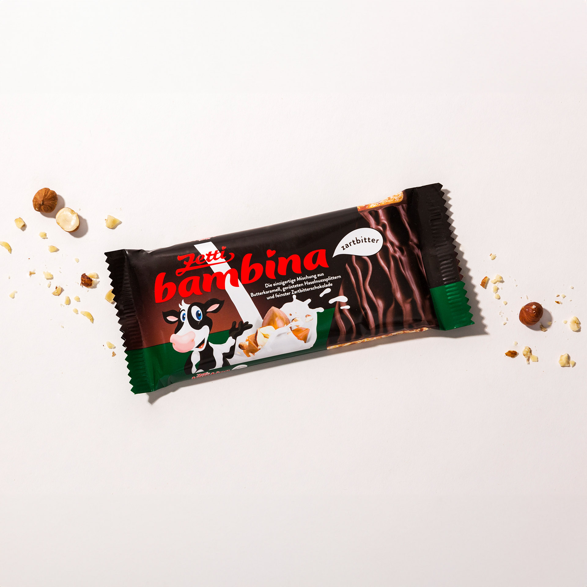 Eine Tafel Zetti Bambina Zartbitter eingebettet in Haselnüssen