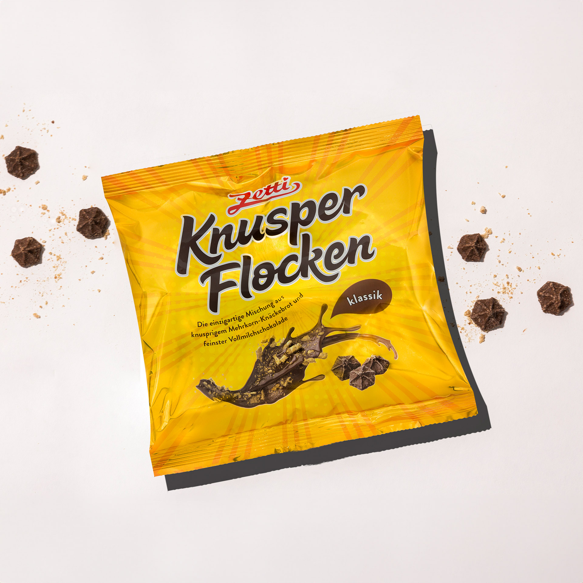 Eine Packung Zetti Knusperflocken Klassik eingebettet in Knusperflocken und Knäckebrot