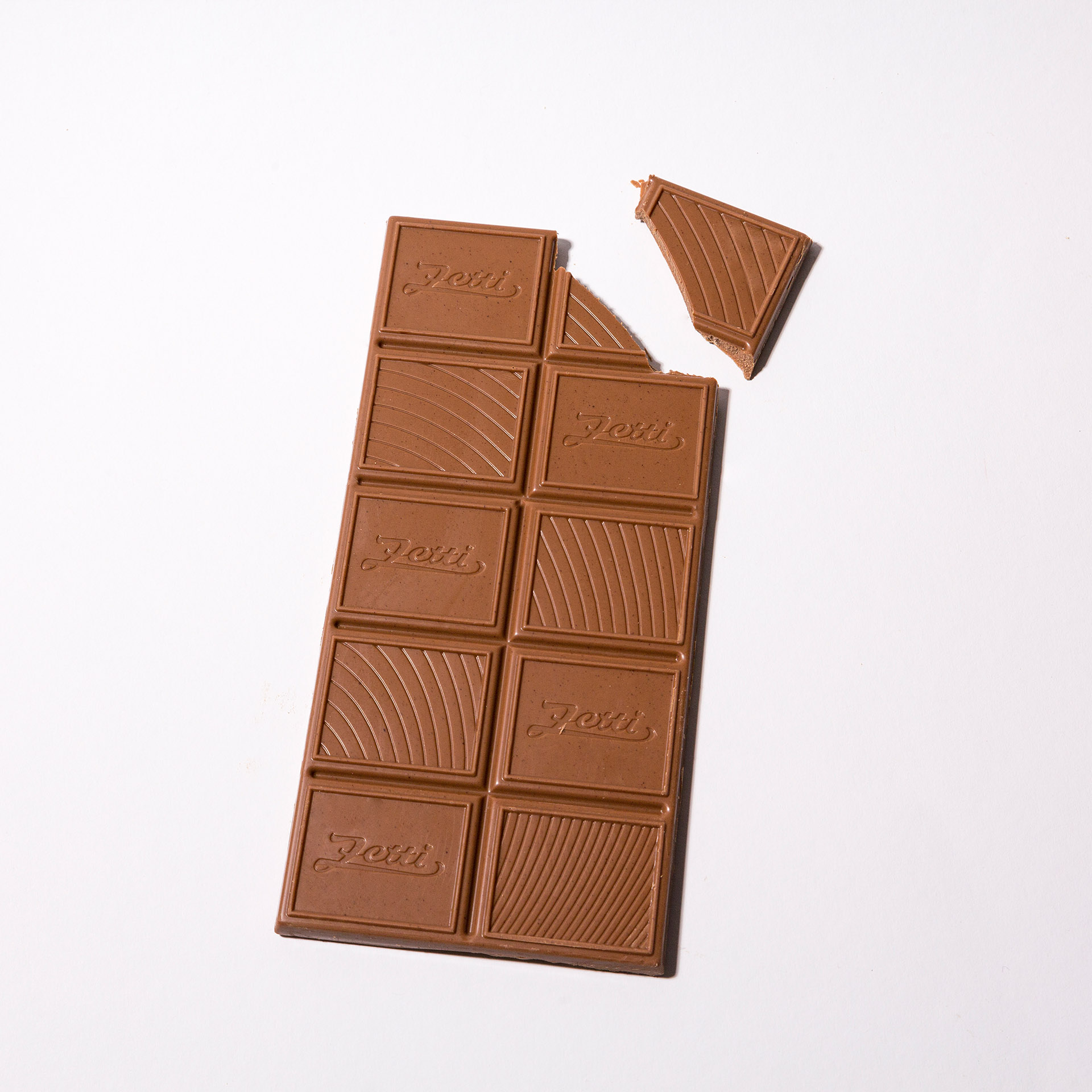 Eine ausgepackte und abgebrochene Tafel der Zetti Edel Nougat