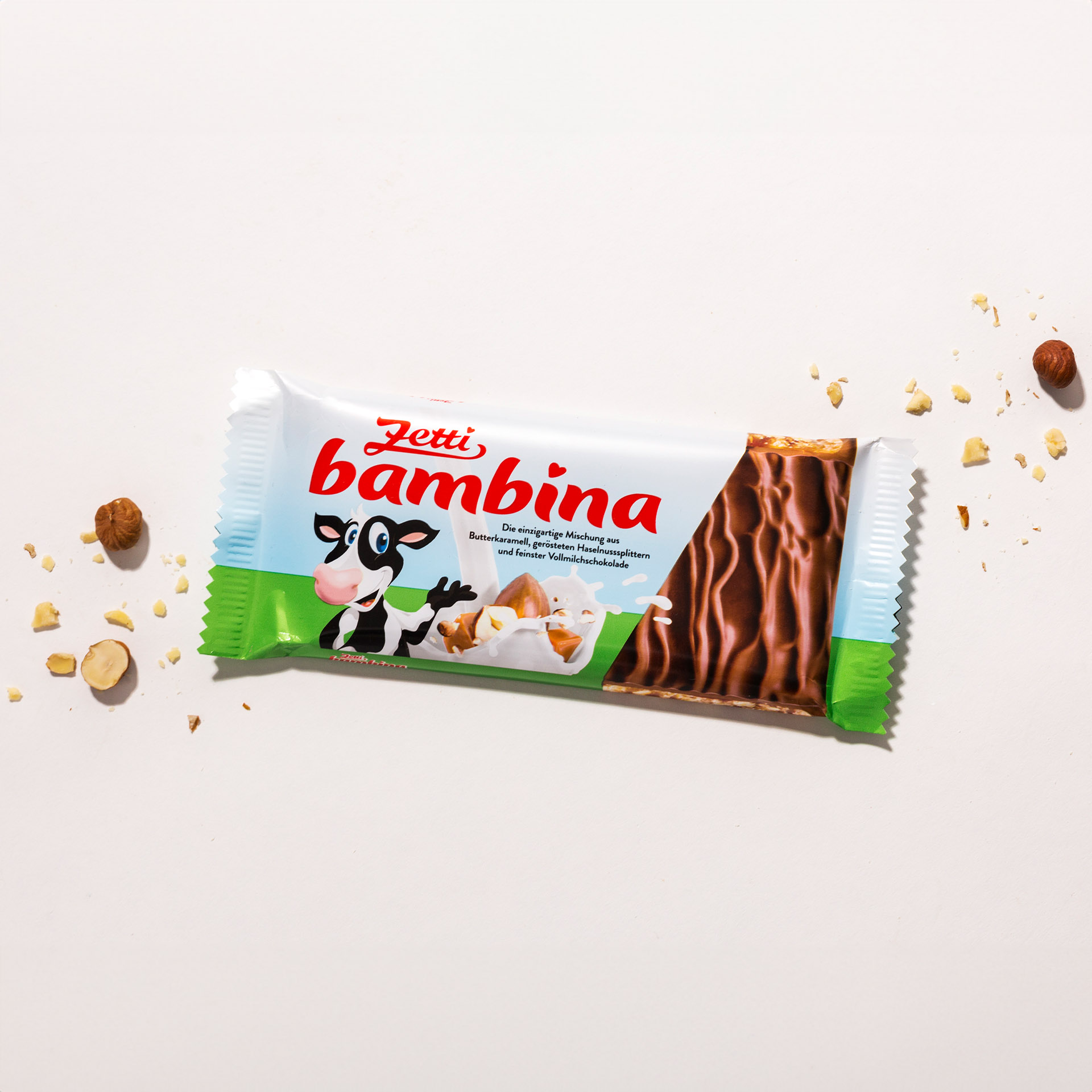 Eine Tafel Zetti Bambina Klassik eingebettet in Haselnüssen