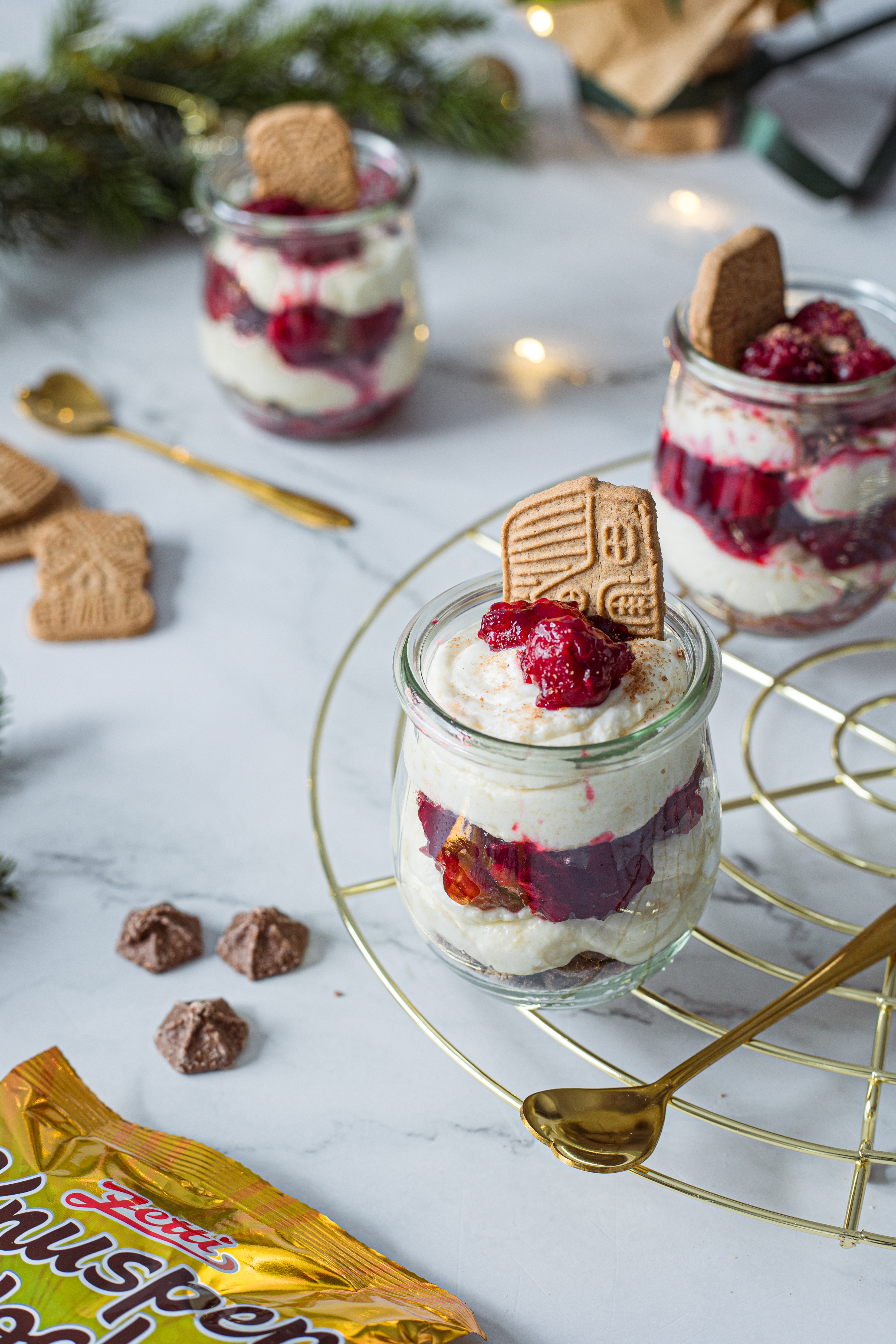 SPEKULATIUS DESSERT MIT KIRSCHEN UND ZETTI KNUSPERFLOCKEN