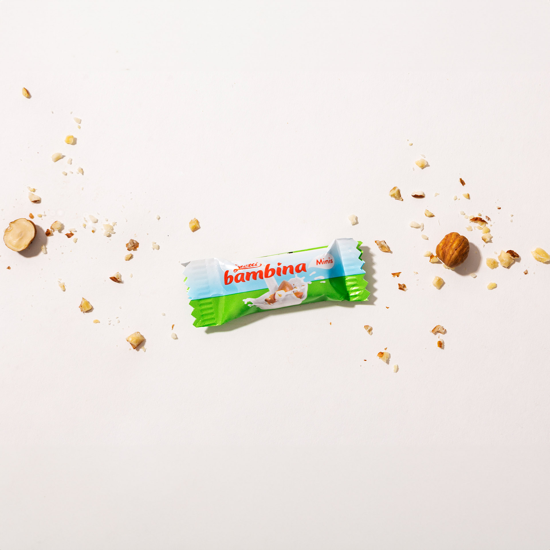 Ein Zetti Bambina Mini eingebettet in Haselnüssen