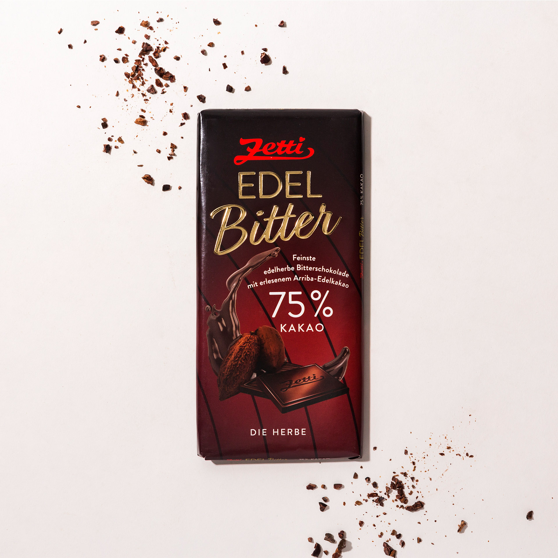 Eine tafel Zetti Edelbitter 75% eingebettet in Tartbitter Schokolade