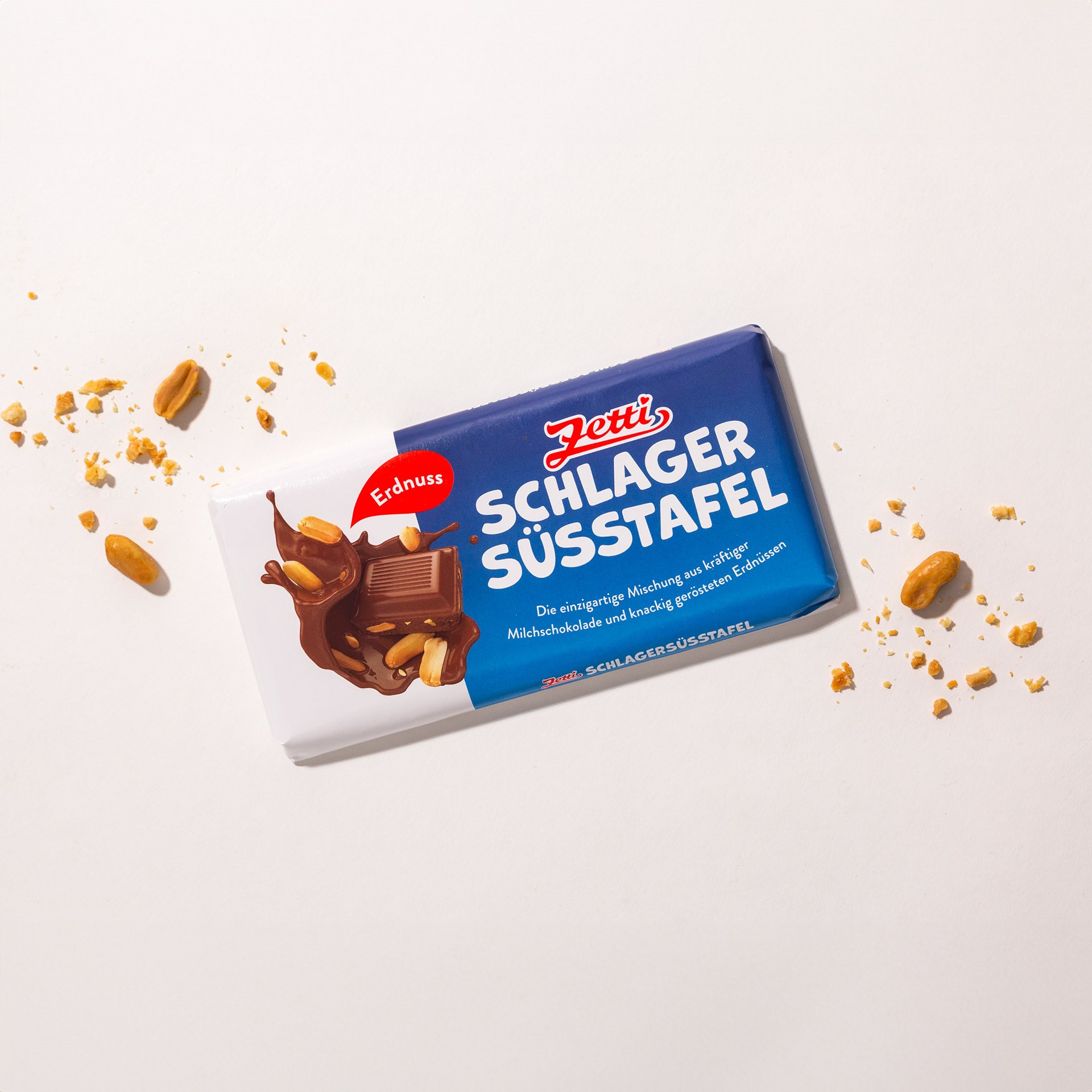 Eine Tafel Zetti Schlagersüß eingebettet in Erdnüssen