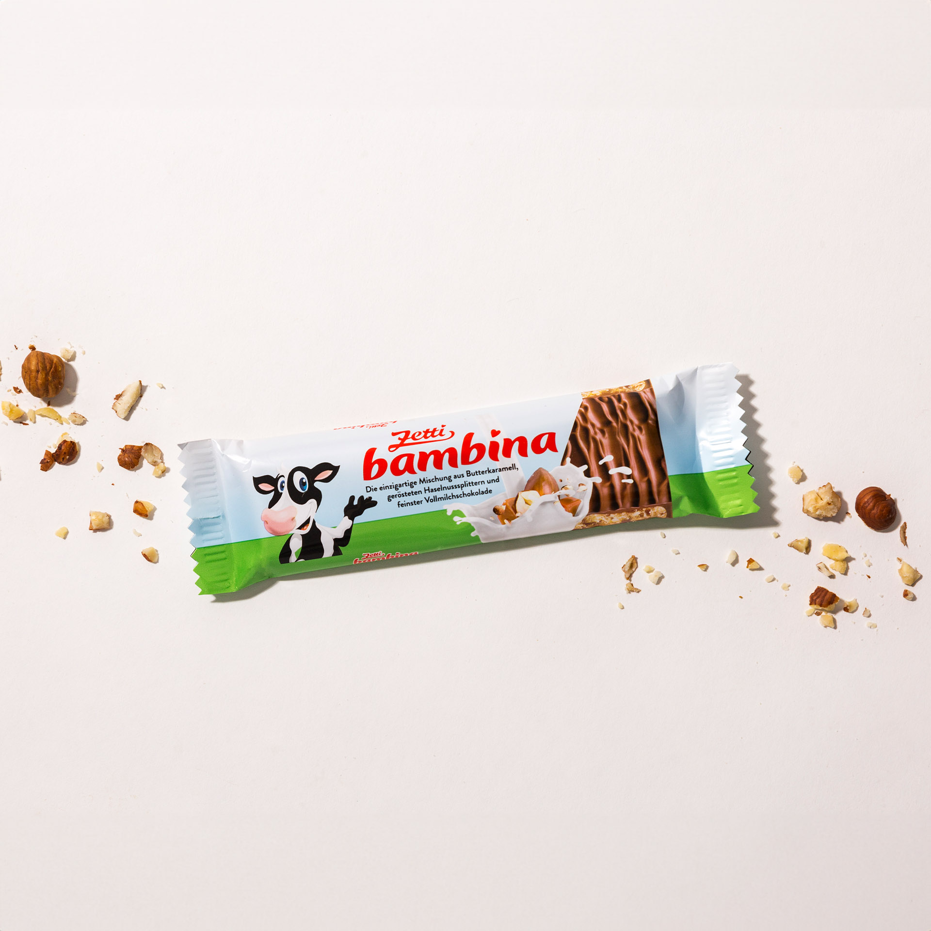 Ein Zetti Bambina Riegel Klassik eingebettet in Haselnüssen