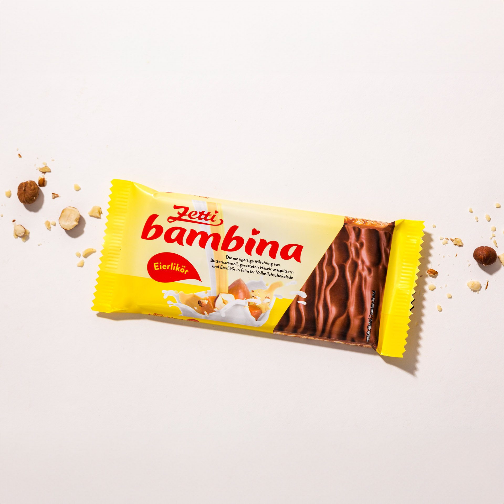 Eine Tafel Zetti Bambina Eierlikör eingebettet in Haselnüssen