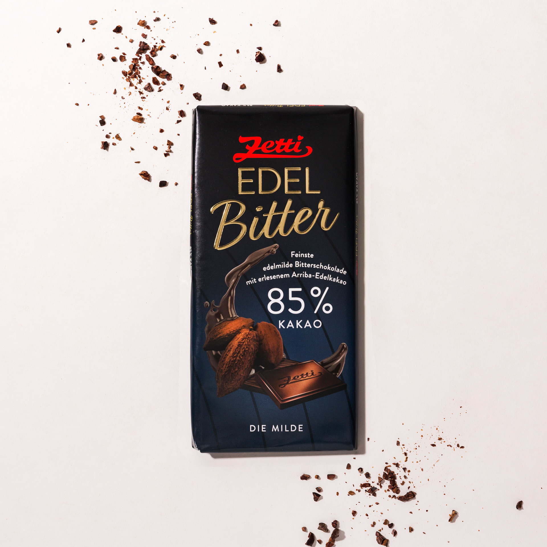 Eine tafel Zetti Edelbitter 85% eingebettet in Tartbitter Schokolade
